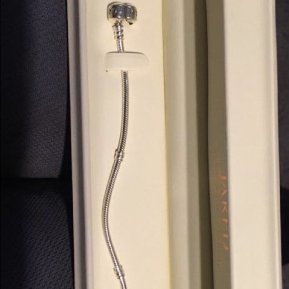 Pandora bracelet 7.5 never worn bracelet